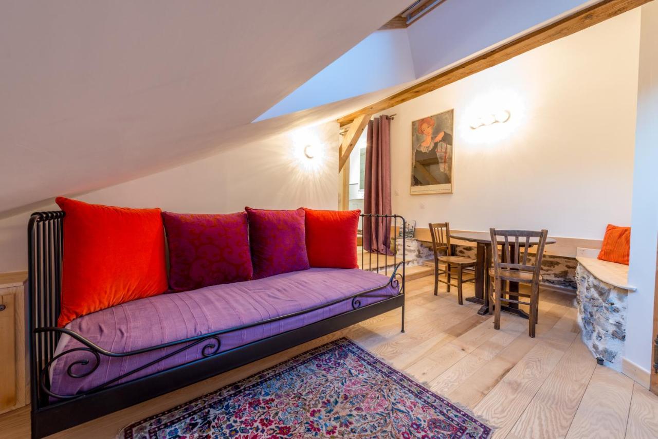 Au Cheval Blanc - Appartements Et Chambres D'Hotes 알베르빌 외부 사진