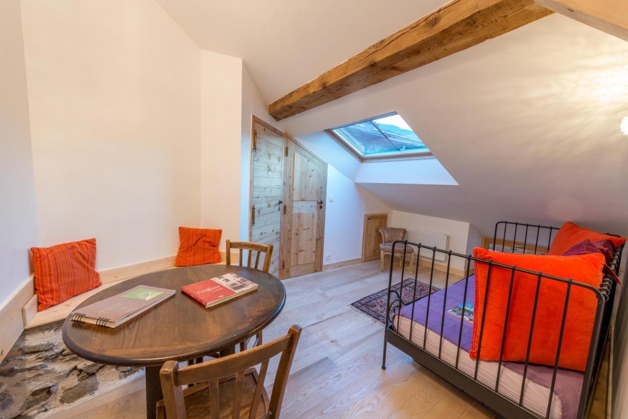 Au Cheval Blanc - Appartements Et Chambres D'Hotes 알베르빌 외부 사진