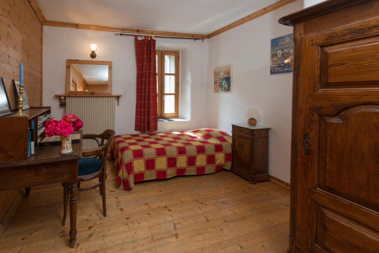 Au Cheval Blanc - Appartements Et Chambres D'Hotes 알베르빌 외부 사진
