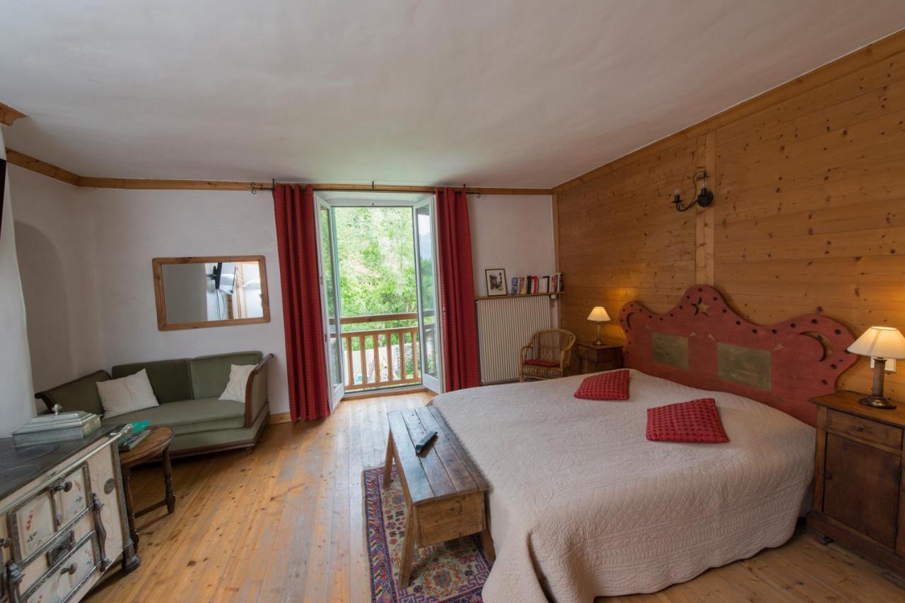 Au Cheval Blanc - Appartements Et Chambres D'Hotes 알베르빌 외부 사진